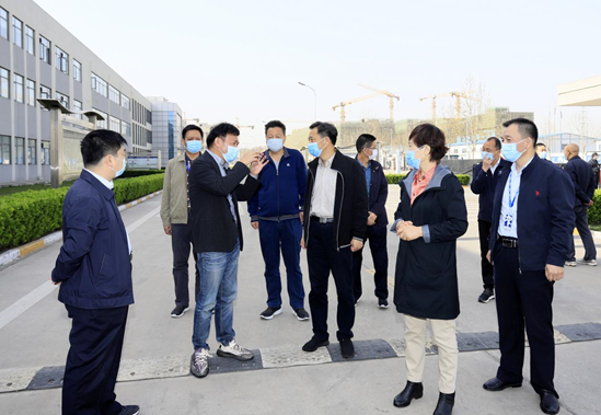 鄭州市人大副主任孫黎、市政府副市長李喜安一行 蒞臨花花牛開展“三送一強(qiáng)”活動(dòng)