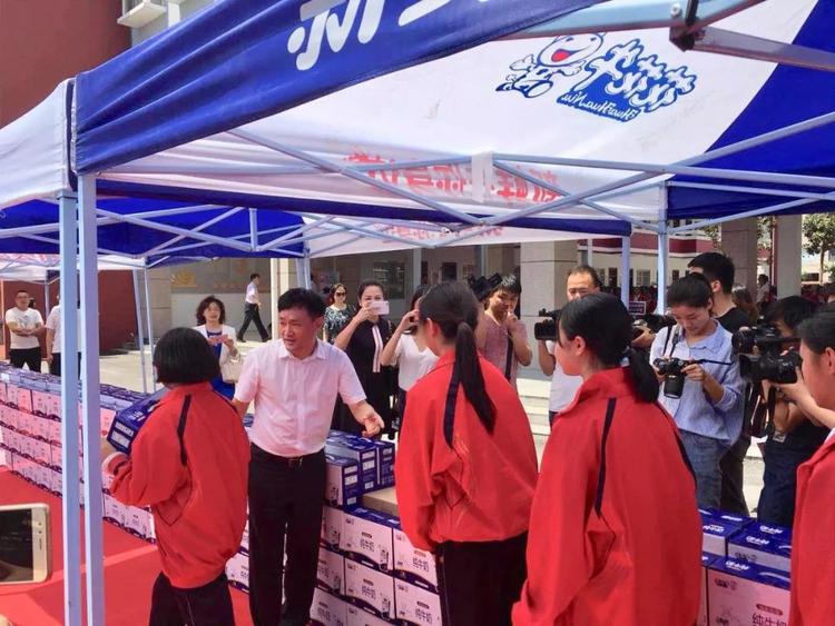 “健康中原，牛奶伴您行——花花牛乳業(yè)集團2018中國小康牛奶行動” 公益助學(xué)啟動儀式隆重舉行